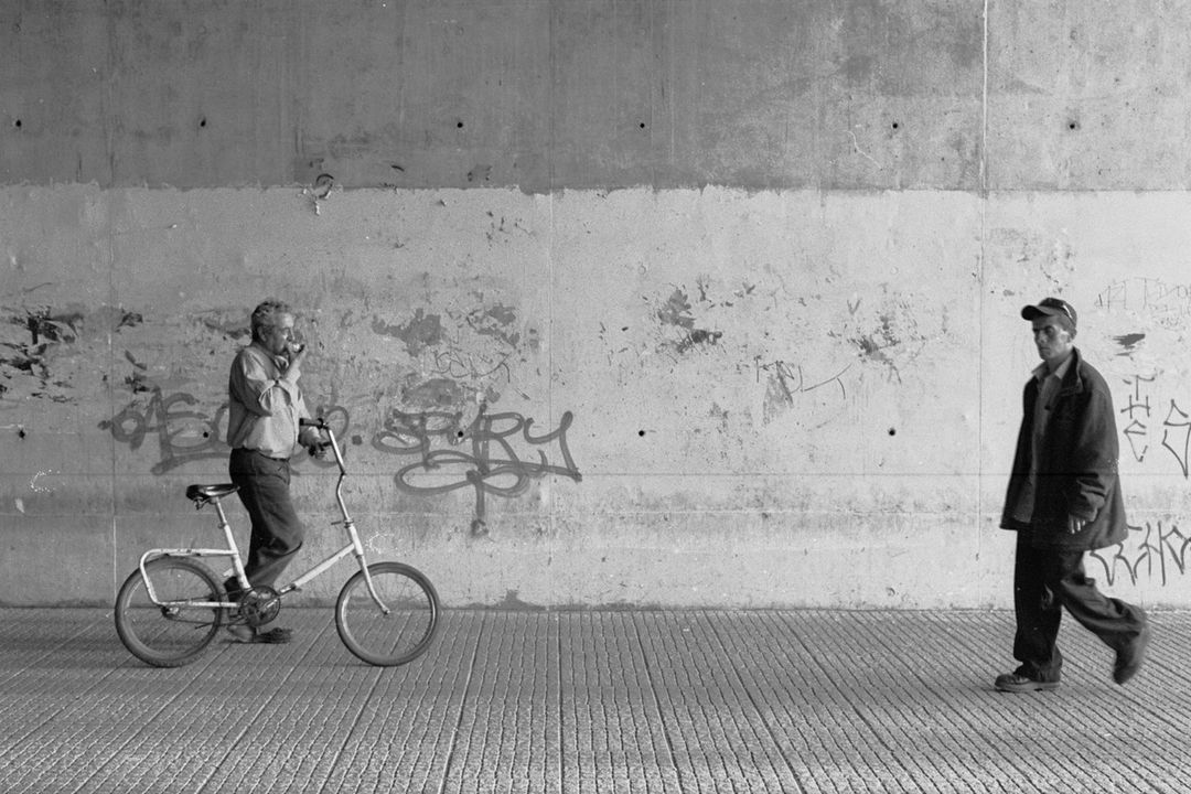 Fotografía «Bicicleta y sopaipilla» Parque O’Higgins 2005.