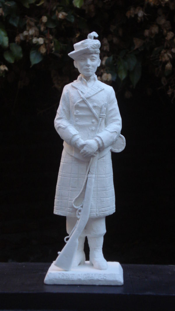 Estatuilla de personaje histórico de chile " Irene Morales"